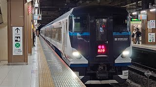 E257系5両編成の特急あかぎ2号本庄行きが大宮駅の7番線から発車するシーン2023年11月17日18時57分