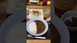 2024年8月29日＃夕御飯です＃ならコープのカレーとトマトとサラダと漬物とお茶召し上がれうまかろ〜🤤😋＃たまらん🙃ゑ