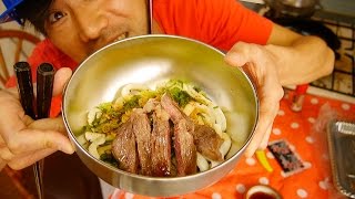 『中西の昼食』〜ステーキ伊勢うどん〜うどん（加藤製麺所）タレ（ヤマモリ）。、、たまにはうどんにステーキのせてみてもいいんじゃないでしょうか？、、あと、これ以上伊勢うどんに敵意を向けないでください、、、