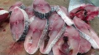 Poomeen fish cutting skills| milk fish slice cutting and cleaning| restaurant style