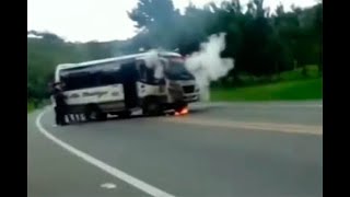 Supuestos infiltrados incineraron un bus y un camión de cerdos en vía del Cauca