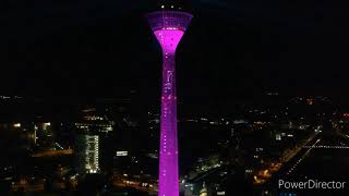 Düsseldorfer Rheinturm bei Nacht mit Lichtinstallation