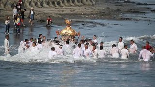 荒波なんの　みこし勇壮　白糠・厳島神社例大祭　伝統の海中渡御