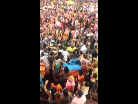 Bruna Marquezine é agredida quando entrava no camarote em Ondina; veja vídeo