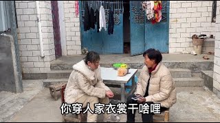 妈妈买一个新棉袄，妈妈说是可可买的，莎莎说妈妈穿人家棉袄干啥