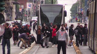 Tensione a Torino: gli antagonisti cercano di liberare due rapinatori bloccati dalla polizia