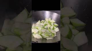 Stir Fried juicy loofah 清炒薑絲絲瓜 清甜又香 cutting skills | Lufa jugosa salteada / habilidades de corte