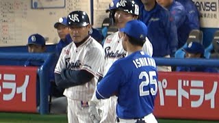 リプレー検証中、映像を見ながら「アウトかなあ？」と話していた石川昂弥\u0026村上宗隆 (2023/05/12)