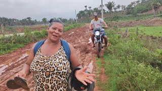 Levei a Rosária na cidade e vejam o que encontramos, muito lama e atoleiro e muita adrenalina. ajuda