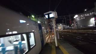 夜の犬山駅を出発する8両のミュースカイ