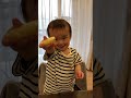 はじめてレモンを食べる1歳児！