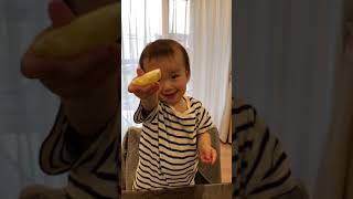 はじめてレモンを食べる1歳児！