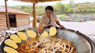 姑爷进门小鸡断魂，小鸡炖蘑菇贴一圈玉米饼子，都给人香迷糊了！【延边恒艺百货】