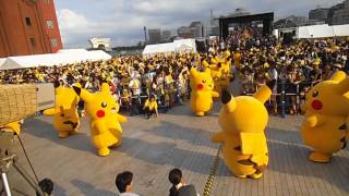 DSCF4160踊るピカチュウ大量発生中20150816横浜赤レンガ倉庫3of4