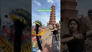 中国新疆乌鲁木齐:京剧人与维吾尔族在红山塔共舞/China-Xinjiang-Ürümqi: BeijingOpera actress \u0026 Uyghur dance at Hongshan Tower