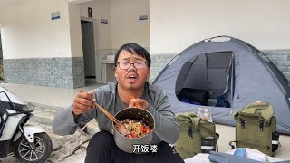 靓仔骑着续航260公里的电动车来到了贵州省，吃个牛肉面压压惊