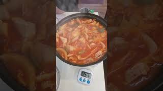 초부리 김치찌게 팔팔 끓고 있어요