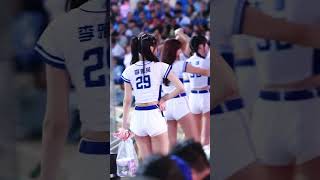 雅英開心的跟球迷秀她的燈箱小吊飾 #20240831 #李雅英 #이아영 #funbonangels #cheerleader @yyyoungggggg