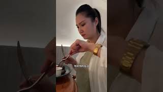 这小舅子天天给我安排和空姐乘务长吃饭，他啥子意思嘛..