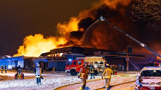 Ausgedehnter Großbrand in Mülheim an der Ruhr - Einkaufszentrum brennt komplett nieder | 08.02.2021