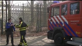 Brandweer Moergestel komt met spoed aan bij een grote brand aan de Tilburgseweg in Moergestel