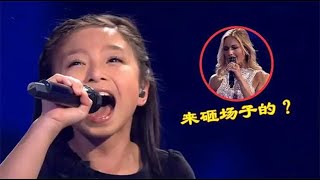 10岁小女孩国外砸场子！与德国天后同台飙歌，台下老外全都看傻了