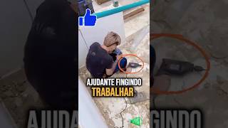 Ajudante de predreiro fingindo trabalhar 😂😂😂 #pedreiro #viralvideo #shortsvideo #fail #memes #funny