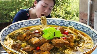 4斤牛肉配5桶泡麵，小雨做真正的“老壇酸菜牛肉麵”，大口吃麵真安逸！ 【市民朱小雨】