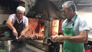 Skidanje janjetine sa špice u Konobi Toni u Dolu