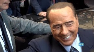 Berlusconi racconta una barzelletta: «Io, Putin, Biden e il Papa su un aereo...»