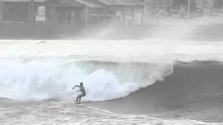 初心者必見サーフィン動画！台風のマルキで加藤アラシプロ