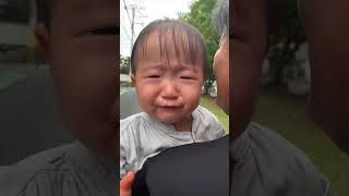 じいちゃんに人見知りでハナクソが出ちゃう赤ちゃん#shorts #baby #twins #双子 #二卵性双生児 #1歳0ヶ月