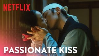 Shin Hae-sun and Kim Jung-hyun surprise everyone with their passionate kiss | Mr. Queen Ep 9 [ENG]