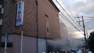 横浜市瀬谷区 火事 2023年11月25日（土） 宮沢1丁目 相生ホール建物全体と煙がモクモク 県道401号線 瀬谷柏尾道路 封鎖 SR 特別高度救助部隊 機動特殊災害対応隊