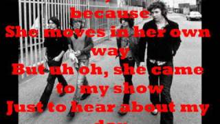THE KOOKS-SHE MOVES IN HER OWN WAY LYRICS