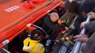 Incendio sul traghetto Euroferry, i passeggeri in salvo a bordo della motovedetta della Guardia...