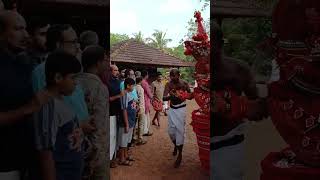 ഒരു നാട്ടിന്റെ മുഴുവൻ അധികാരിയായ ഈശ്വരൻ മാവിലായി ദൈവത്താർ mavilayi dhaivathar #theyyam #shorts