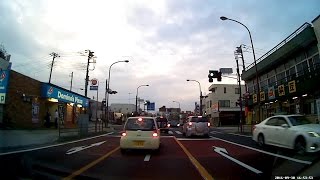 交差点内追い越し車線から左折しようとする車【渋滞の元】