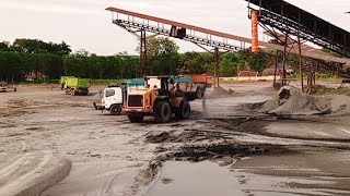 Caterpillar 966H Wheel loader loading stone ash #caterpillar #wheelloader #mining