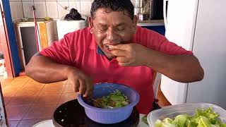 DELÍCIAS À MESA - HOMEM COMILÃO DEVORA TODA A COMIDA, DEIXANDO POUCO PARA OS OUTROS