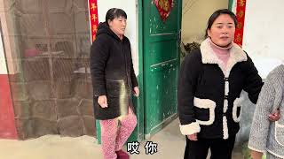 大飞看监控发现婆婆鬼鬼祟祟不知道干什么，大飞喘门抓婆婆现行 #我的乡村生活 #家庭日常