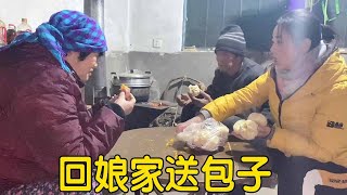 小丽回娘家给爹娘送包子，老爸边吃边夸味道好，老妈一旁笑的合不拢嘴【姑嫂一家亲】