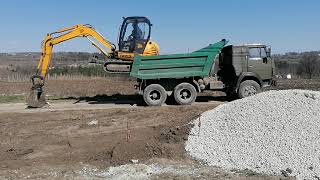 JCB 8052 Unloading a mini-excavator from a KAMAZ dump truck