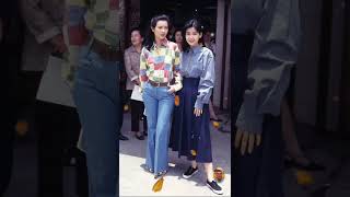 1992年《大时代》拍摄现场，蓝洁瑛与周慧敏的合影，27岁的蓝洁瑛正是颜值巅峰，大时代里也是艳压周慧敏 郭蔼明和李丽珍，曾经靓绝五台山，只可惜红颜薄命。 #老照片 #蓝洁瑛 #周慧敏