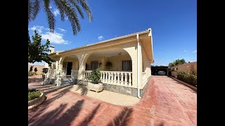 A well-MAINTAINED Detached villa in Urb. La Escuera 4 bedrooms and 3 bathrooms.