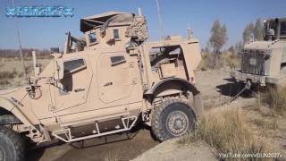 L'énorme Véhicule Blindé Américain MRAP s'enfonce dans la Boue