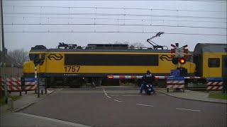 Spoorwegovergang Heiloo // Dutch railroad crossing