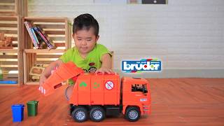 Bé Ku Tin đọc vè và chơi với Xe Rác Bruder