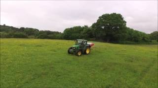 Fertilising with a John Deere - kuhn spinner - HD 2017