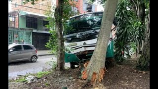 Bus escolar en Cali se estrelló con un árbol: 28 personas resultaron heridas